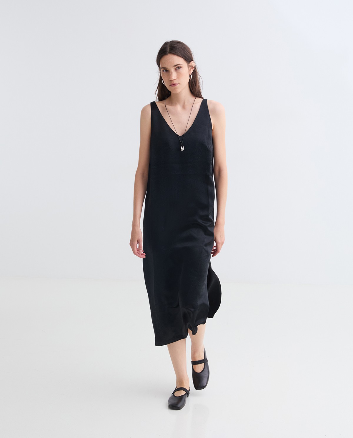 Black V-neck sleeveless sateen dress woman Yerse - Front view