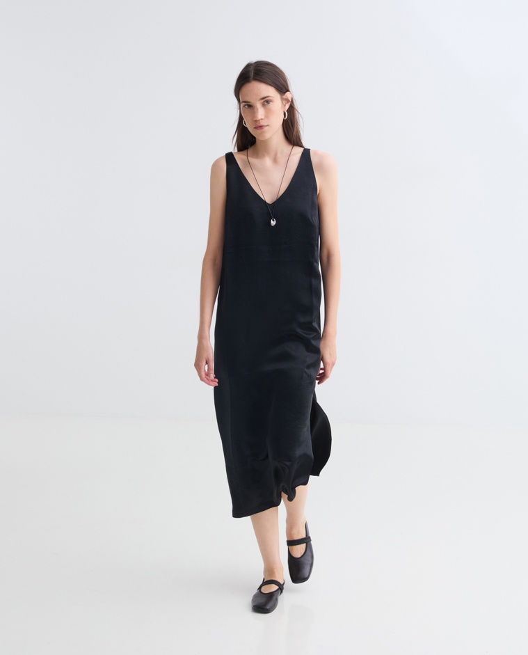 Vestit sense mànigues setí escot en punta negre dona Yerse - Detall vista frontal