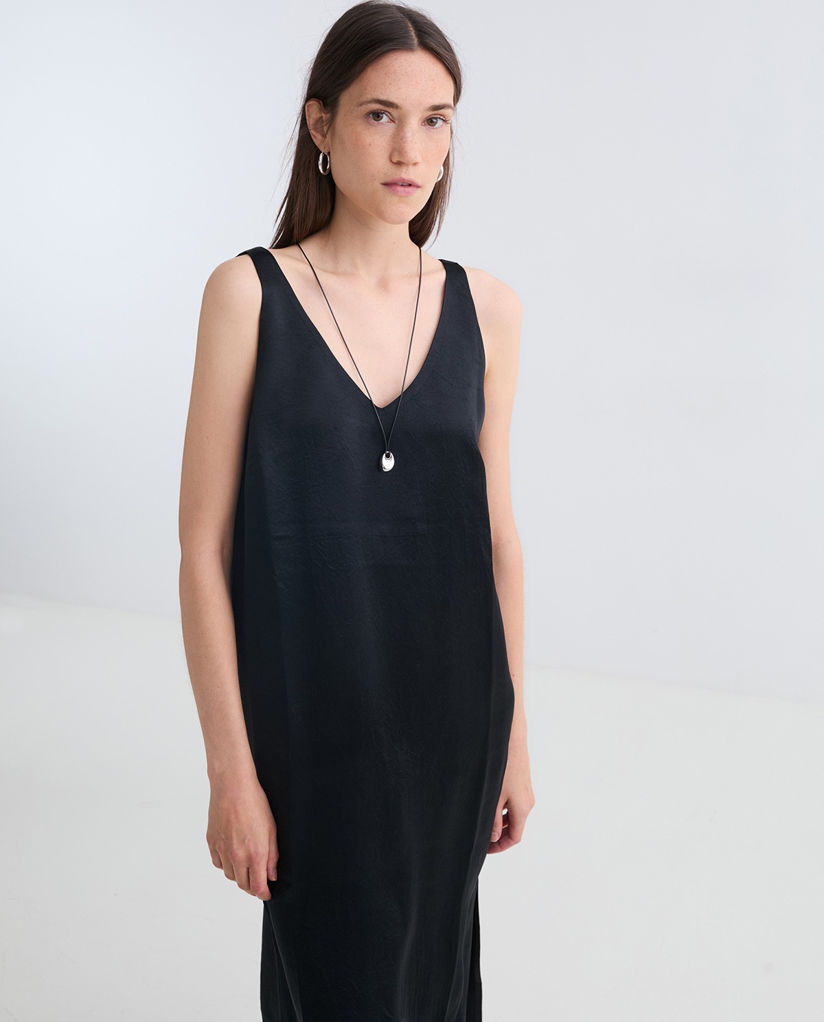 Black V-neck sleeveless sateen dress woman Yerse - Front view 1