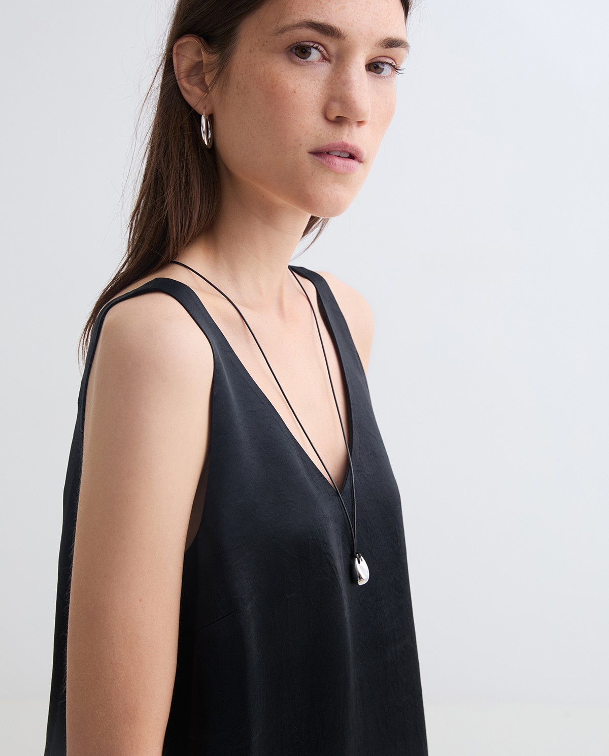 Black V-neck sleeveless sateen dress woman Yerse - Front view 2