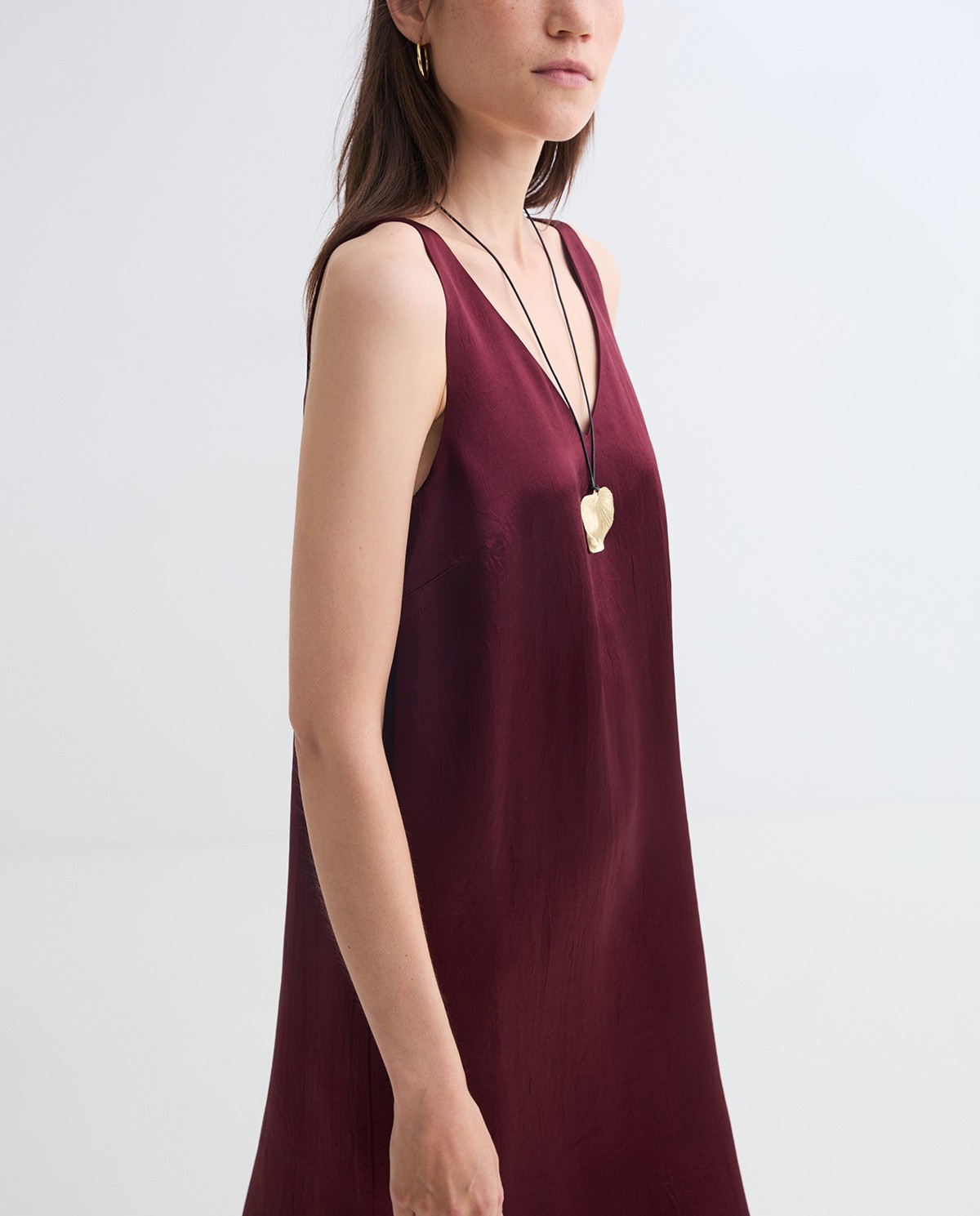 Burgundy V-neck sleeveless sateen dress woman Yerse - Front view 2