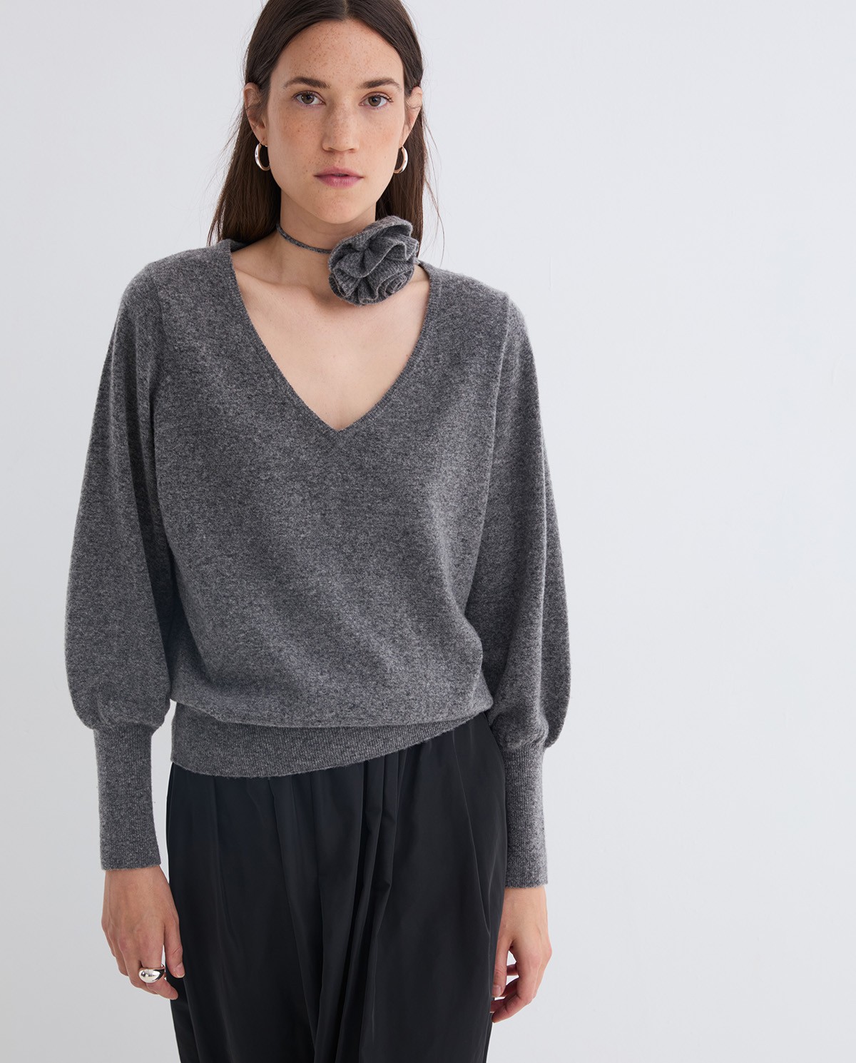 Anthracite wool-blend sweater flower accent woman Yerse - Front view 2