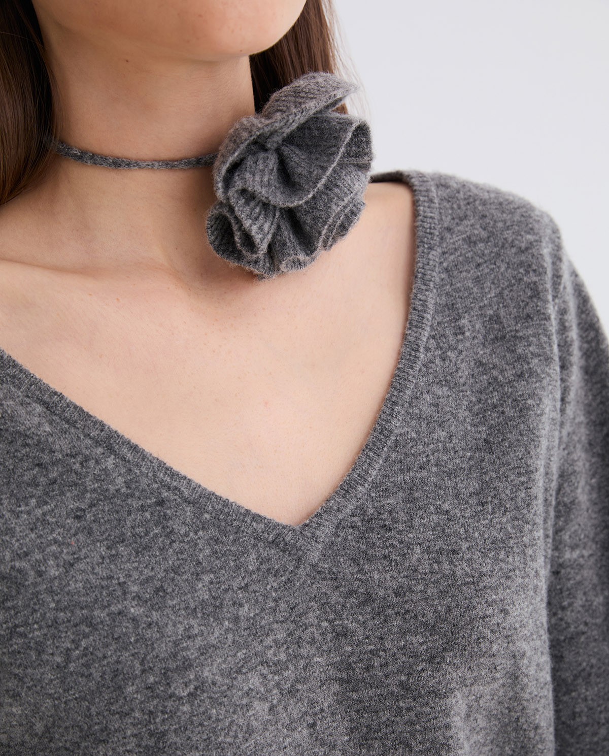 Anthracite wool-blend sweater flower accent woman Yerse - Front view 4