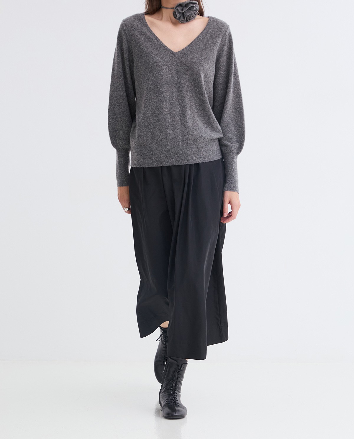 Anthracite wool-blend sweater flower accent woman Yerse - Front view 5