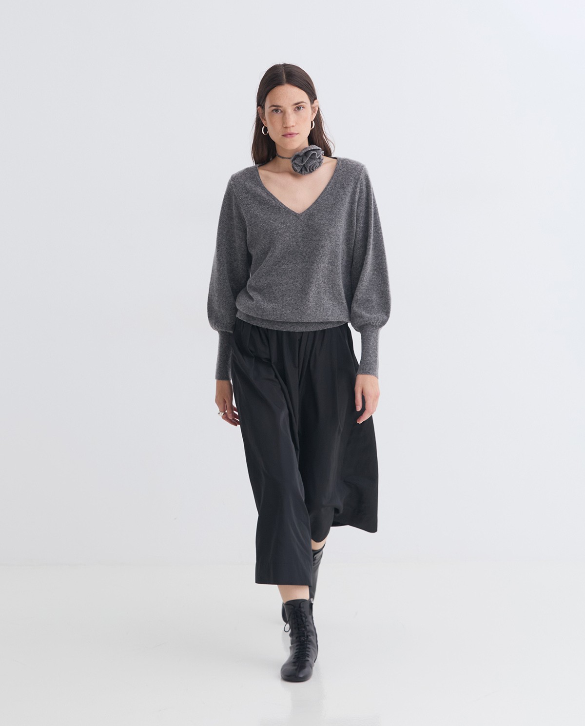 Anthracite wool-blend sweater flower accent woman Yerse - Front view 7