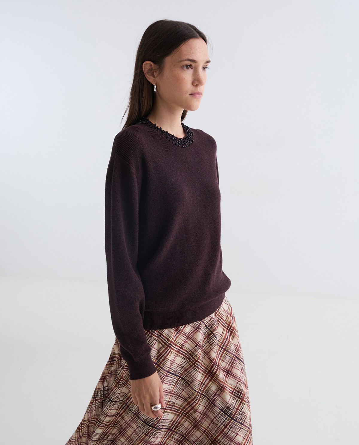 Jersei llana i cotó pedreria xocolata dona Yerse - Detall vista frontal