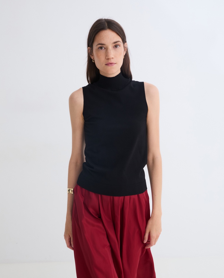 Top coll cigne sense mànigues negre dona Yerse - Detall vista frontal