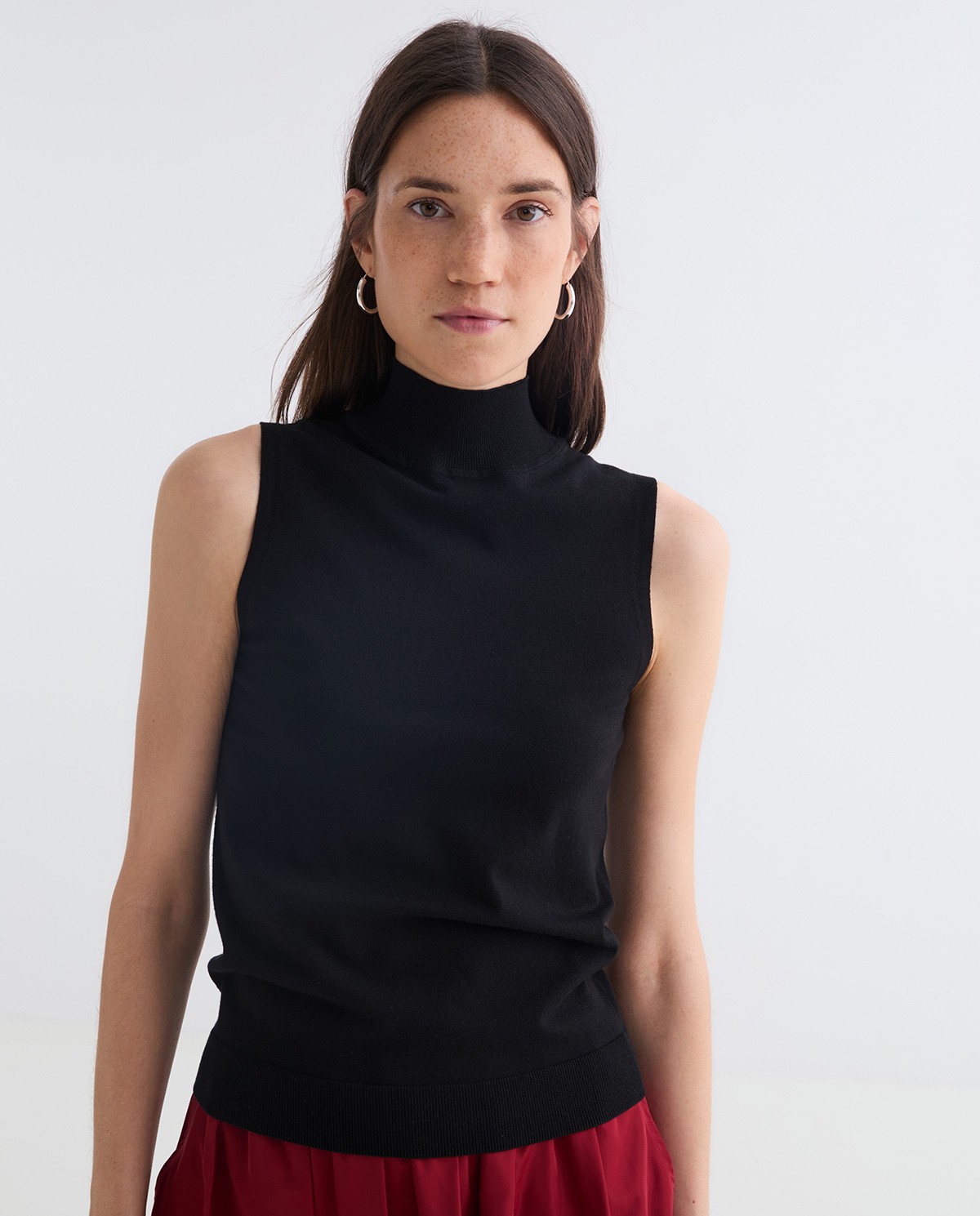 Top coll cigne sense mànigues negre dona Yerse - Detall vista frontal 1