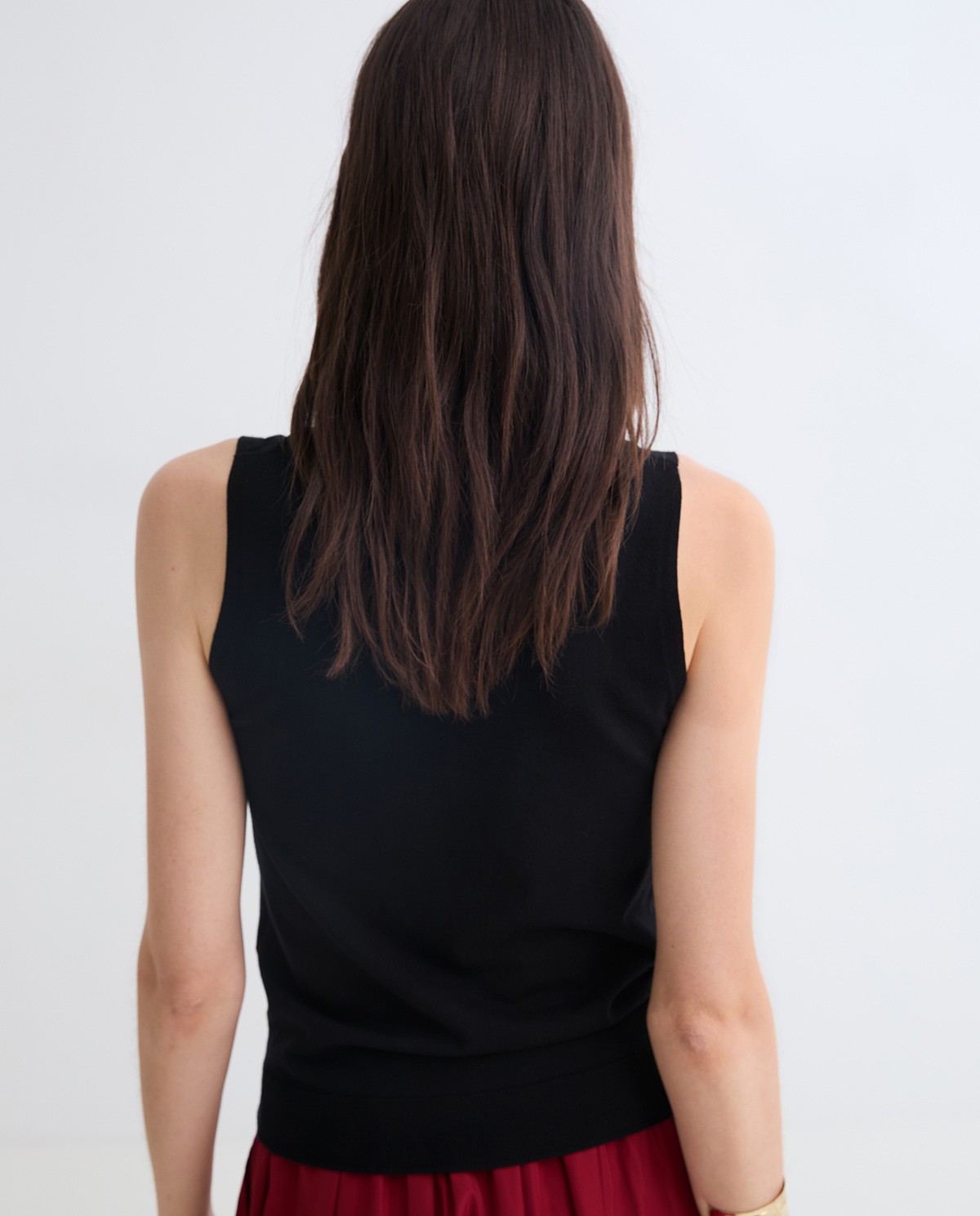 Top coll cigne sense mànigues negre dona Yerse - Detall vista frontal 2