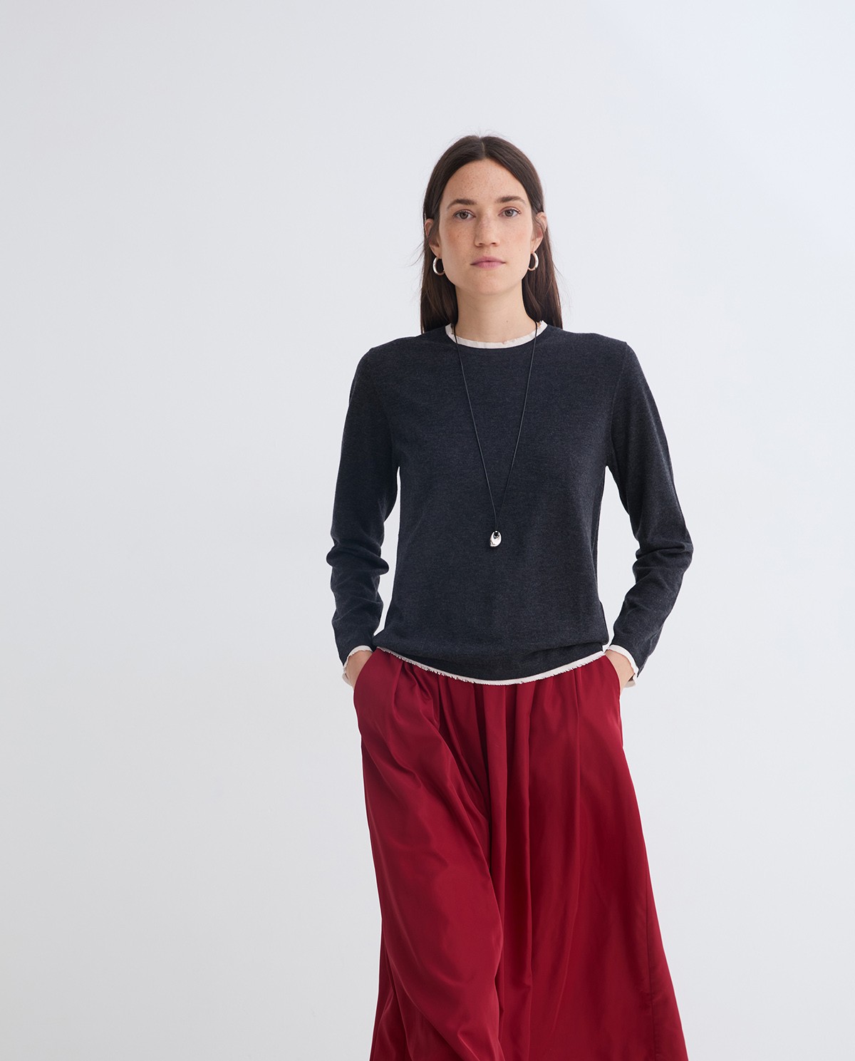 Jersei llana i cotó acabats contrast antracita dona Yerse - Detall vista frontal