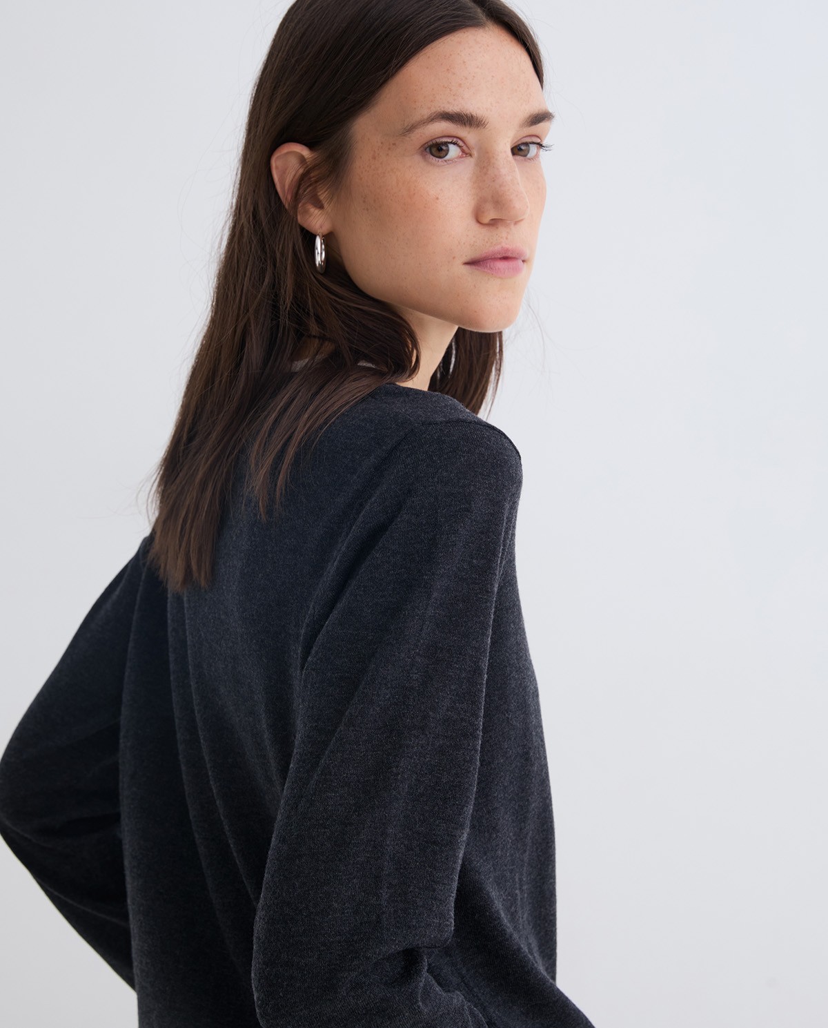 Jersei llana i cotó acabats contrast antracita dona Yerse - Detall vista frontal 2