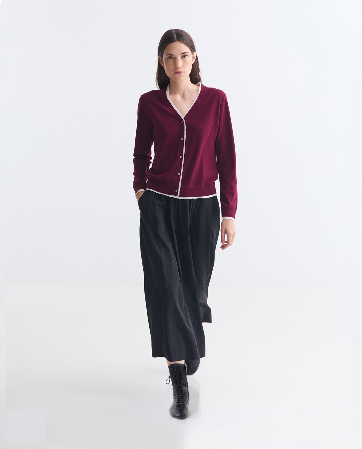 Càrdigan llana i cotó acabats contrast granat dona Yerse - Detall vista frontal