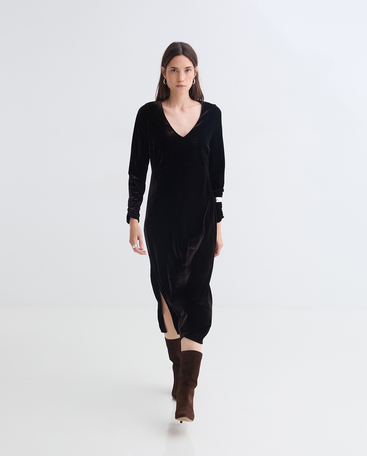 Robe midi en velours à décolleté en V chocolat femme Yerse - Détail vue de face 1