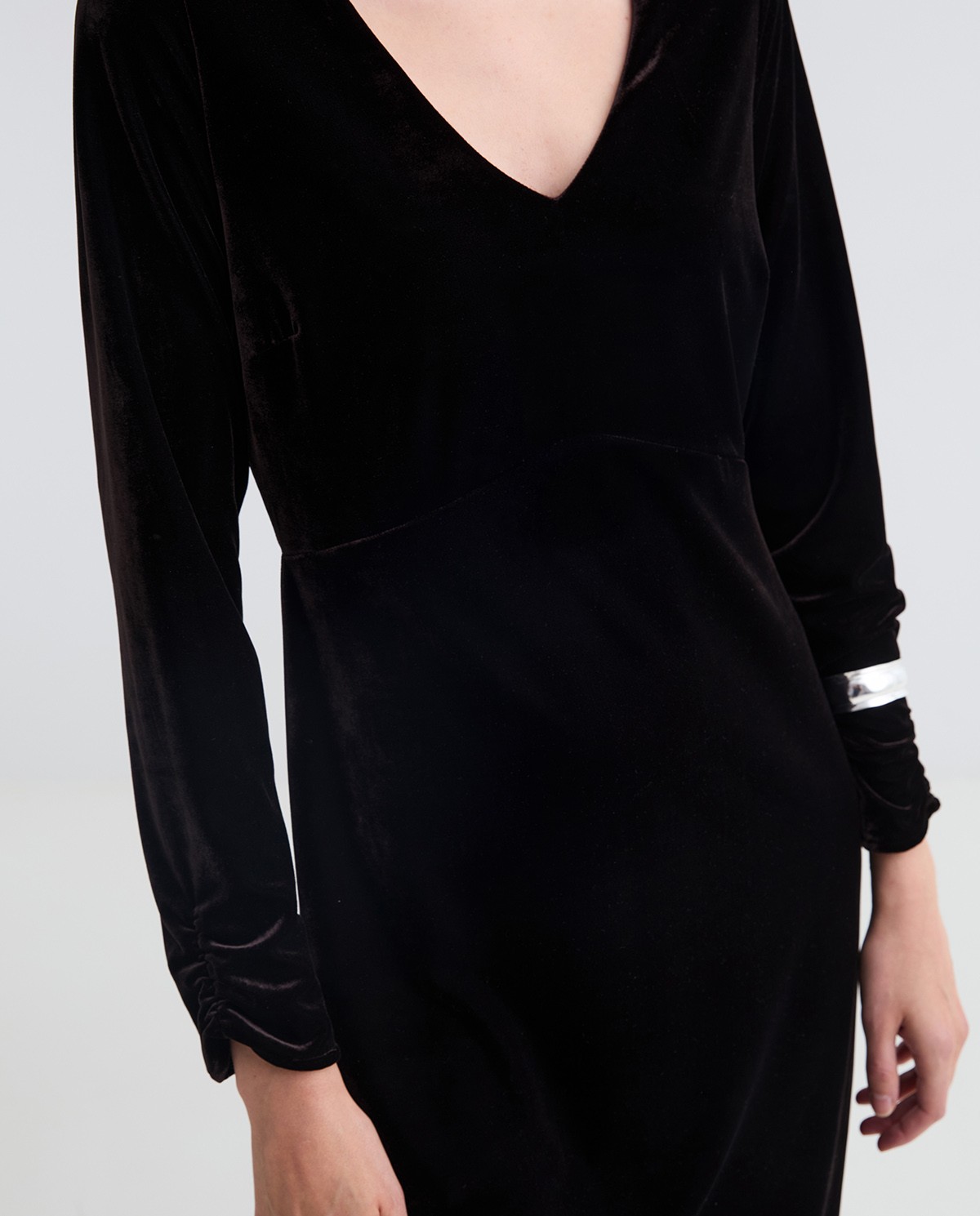 Robe midi en velours à décolleté en V chocolat femme Yerse - Détail vue de face 3