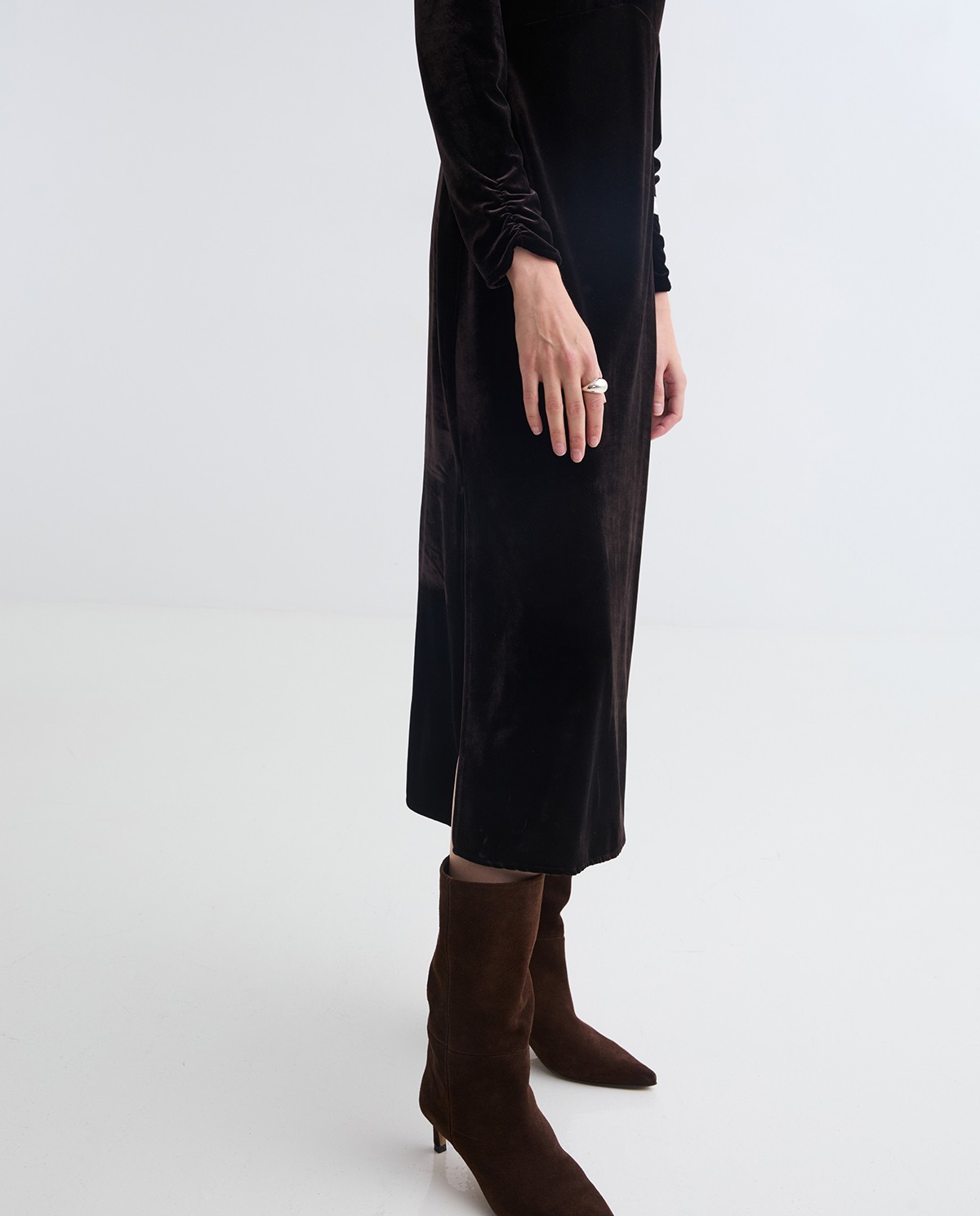 Robe midi en velours à décolleté en V chocolat femme Yerse - Détail vue de face 4