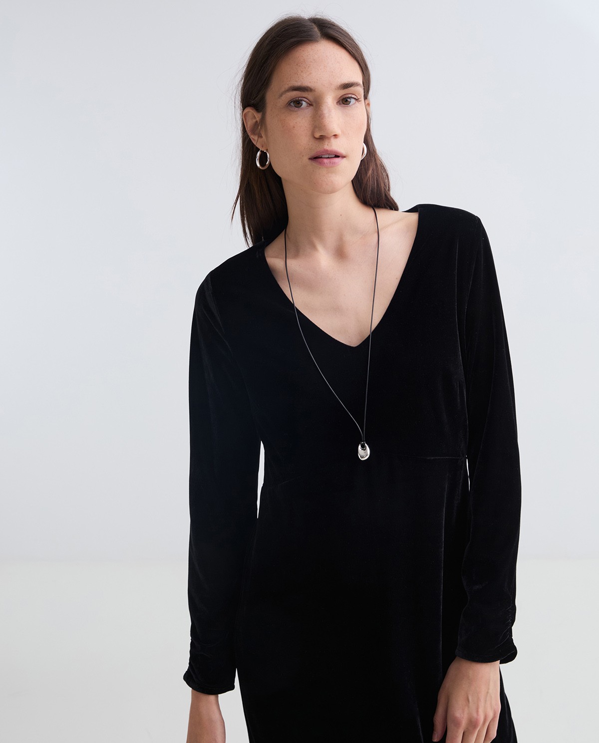 Vestido midi terciopelo escote pico negro mujer Yerse - Detalle frontal 1