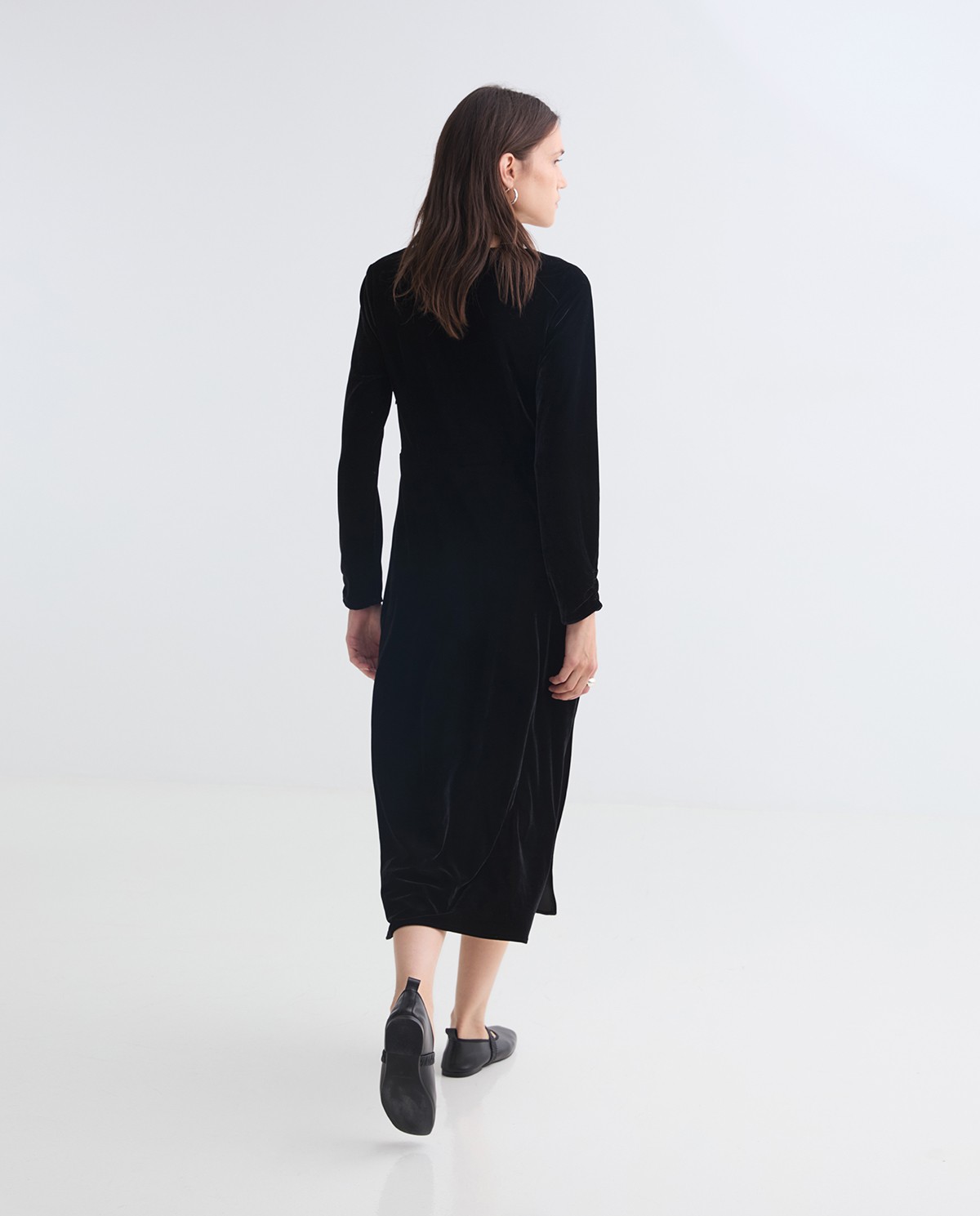 Vestido midi terciopelo escote pico negro mujer Yerse - Detalle frontal 3