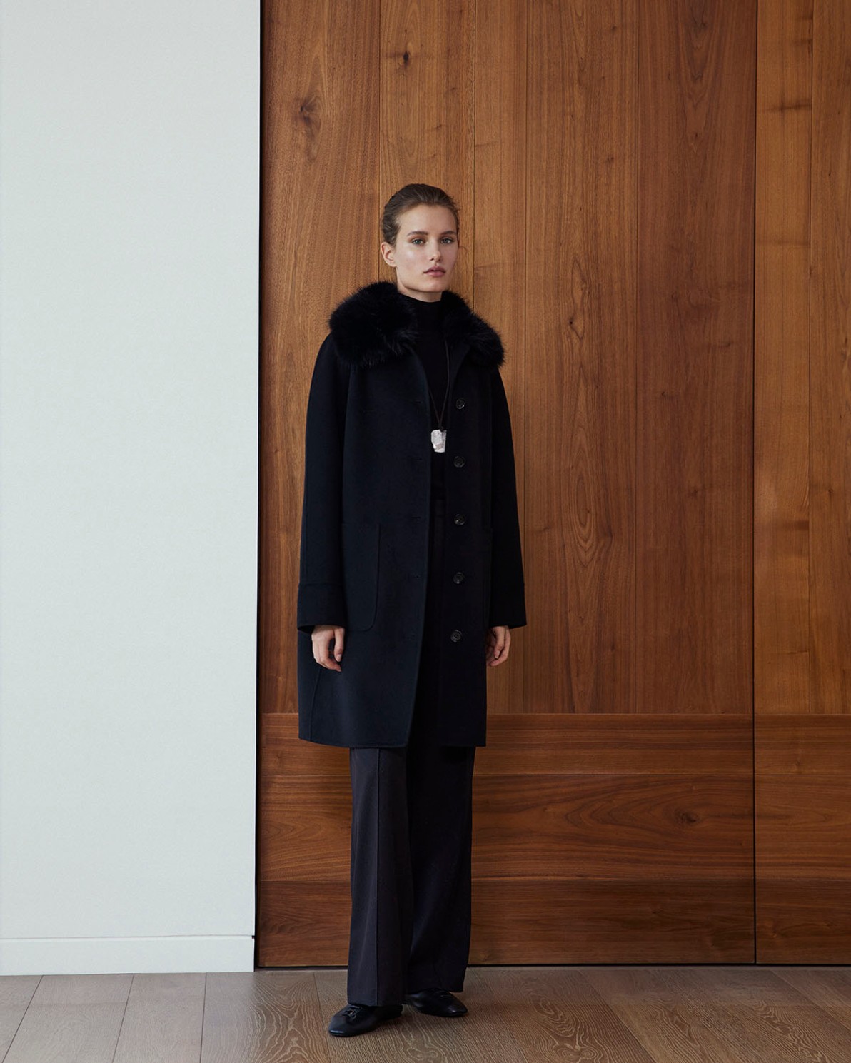 Abric handmade amb llana coll pèl negre dona Yerse - Detall vista frontal 1