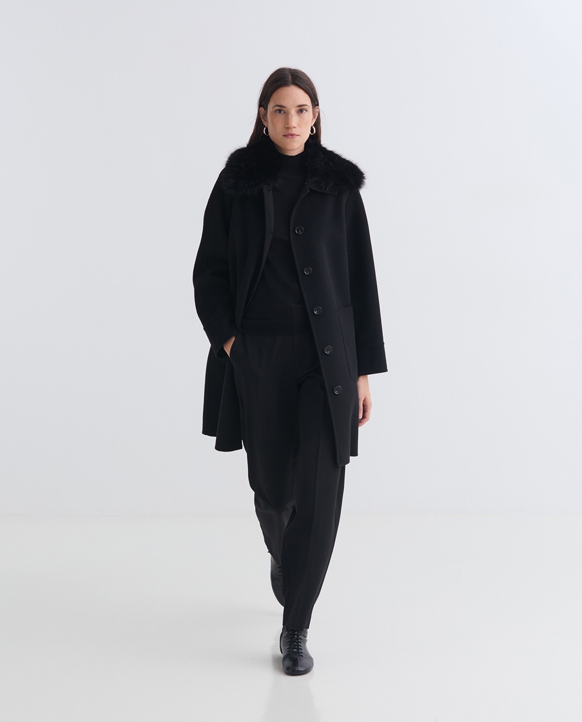 Abric handmade amb llana coll pèl negre dona Yerse - Detall vista frontal 2