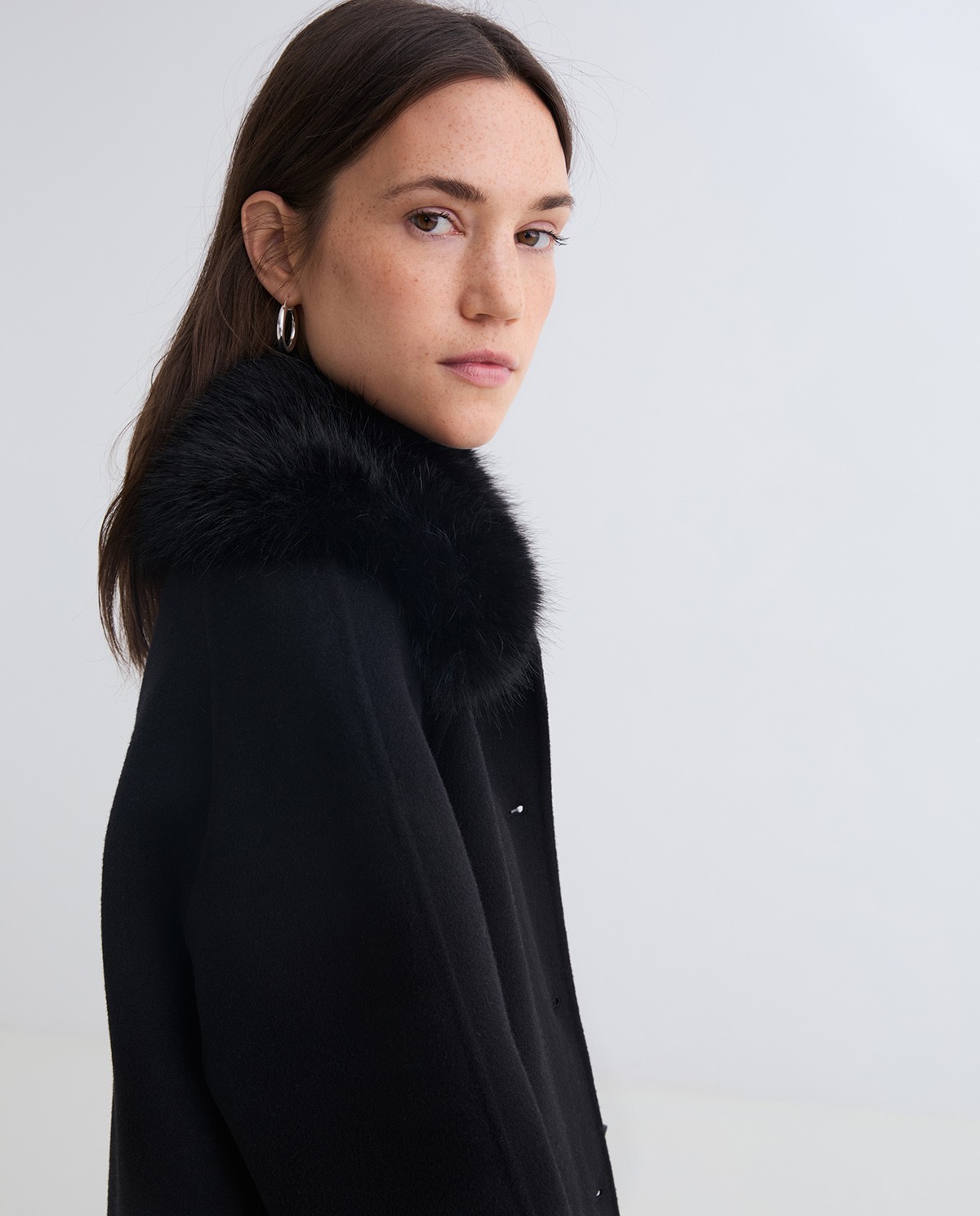 Abric handmade amb llana coll pèl negre dona Yerse - Detall vista frontal 4