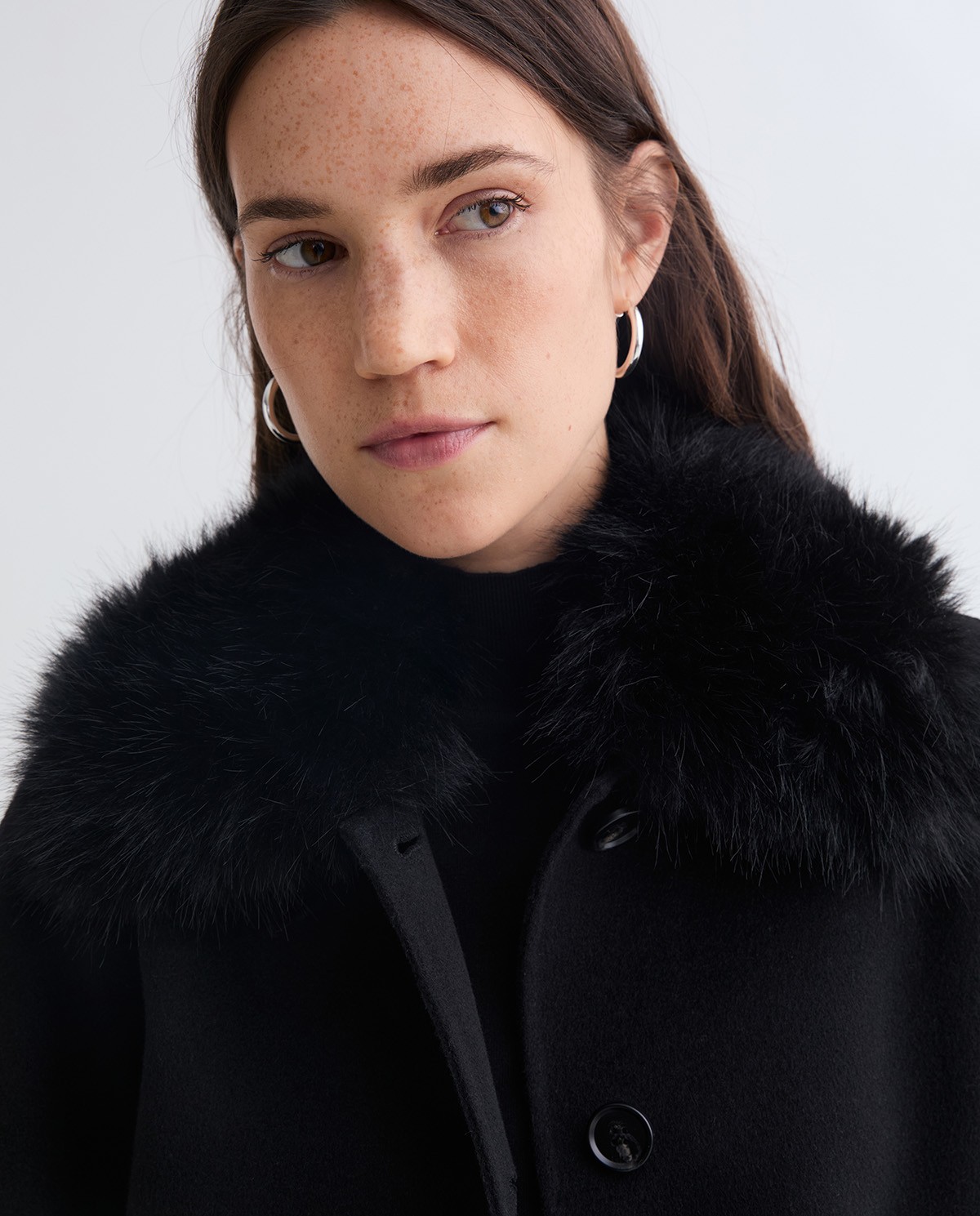 Abric handmade amb llana coll pèl negre dona Yerse - Detall vista frontal 5