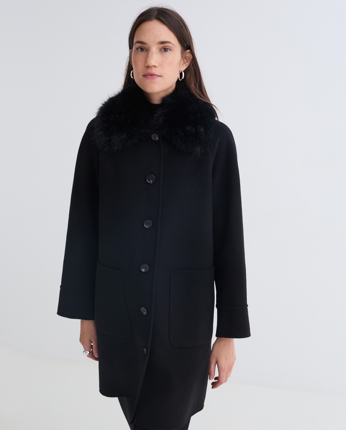 Abric handmade amb llana coll pèl negre dona Yerse - Detall vista frontal 6