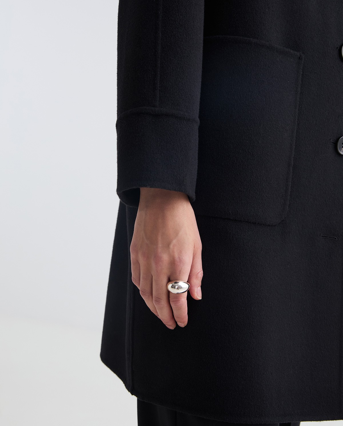 Abric handmade amb llana coll pèl negre dona Yerse - Detall vista frontal 8