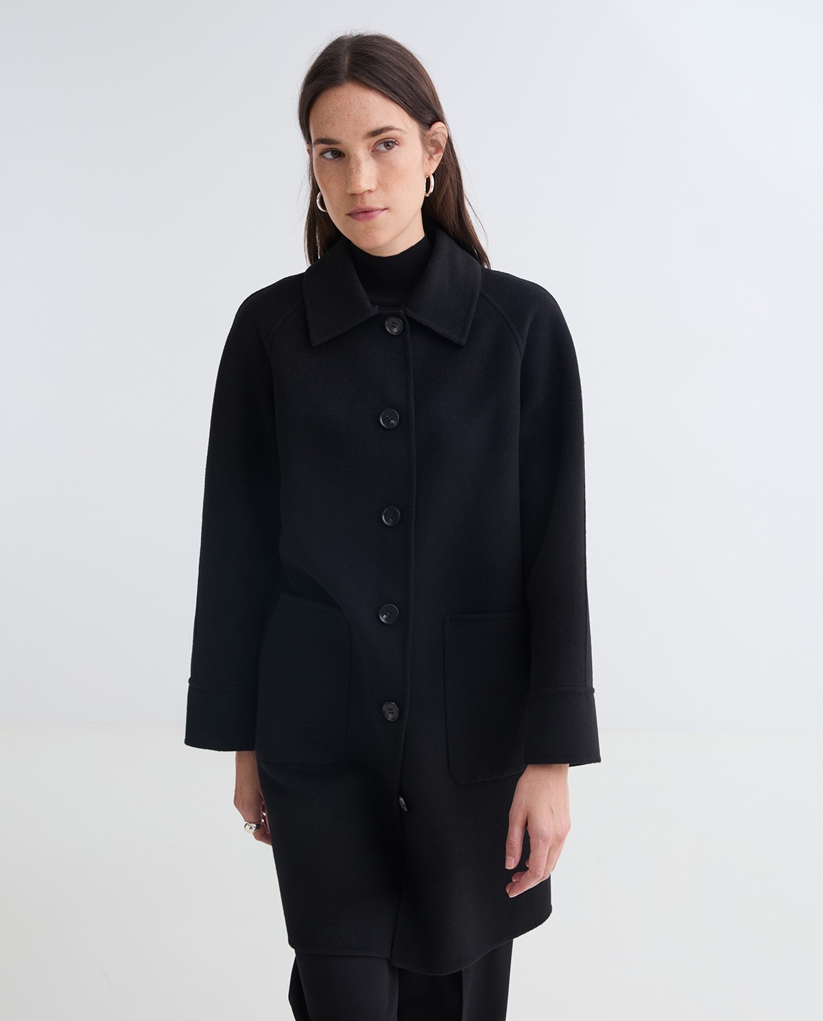 Abric handmade amb llana coll pèl negre dona Yerse - Detall vista frontal 9