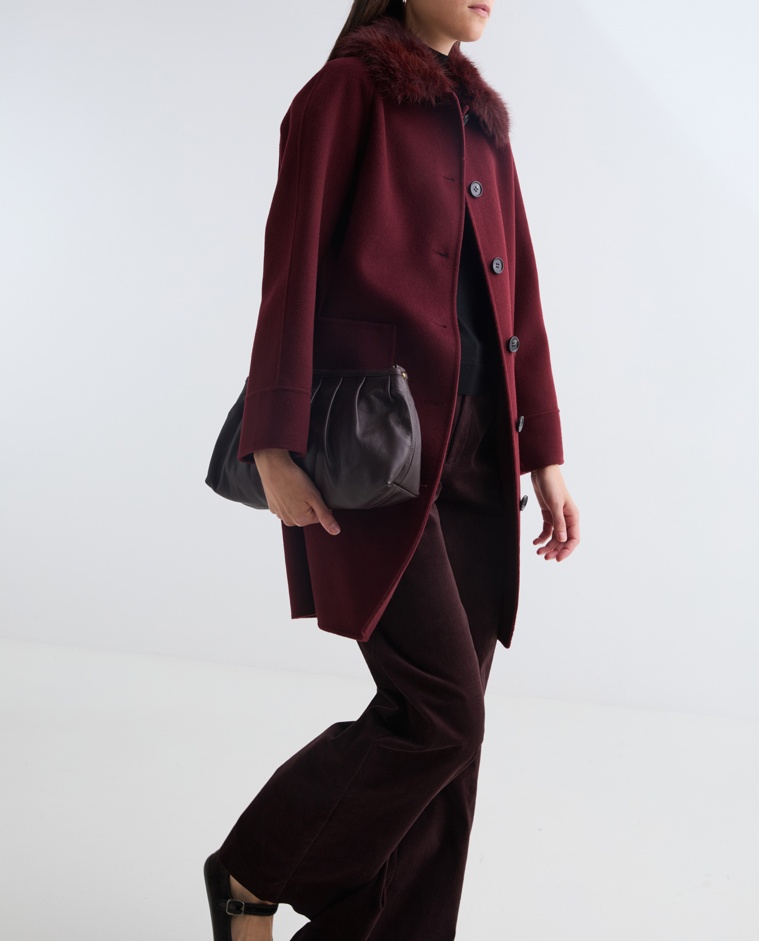 Abric handmade amb llana coll pèl bordeus dona Yerse - Detall vista frontal