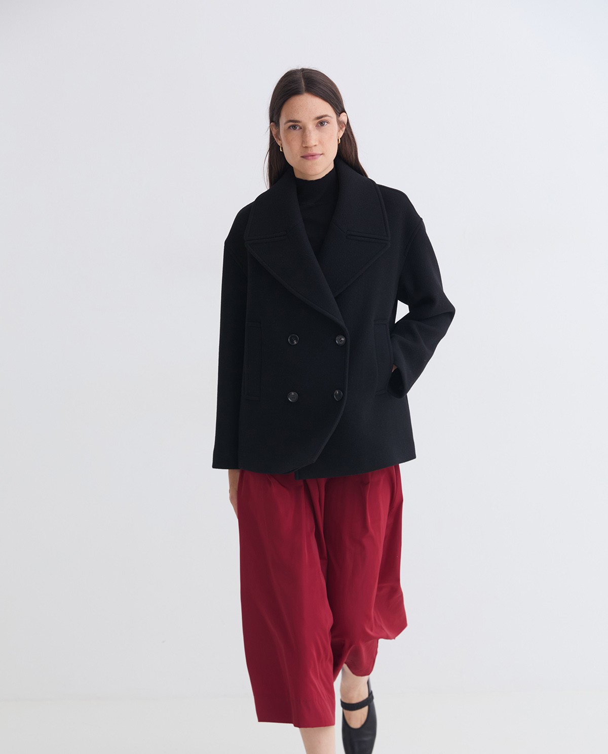 Black handmade short coat with wool, tencel and silk woman Yerse - Front view 2