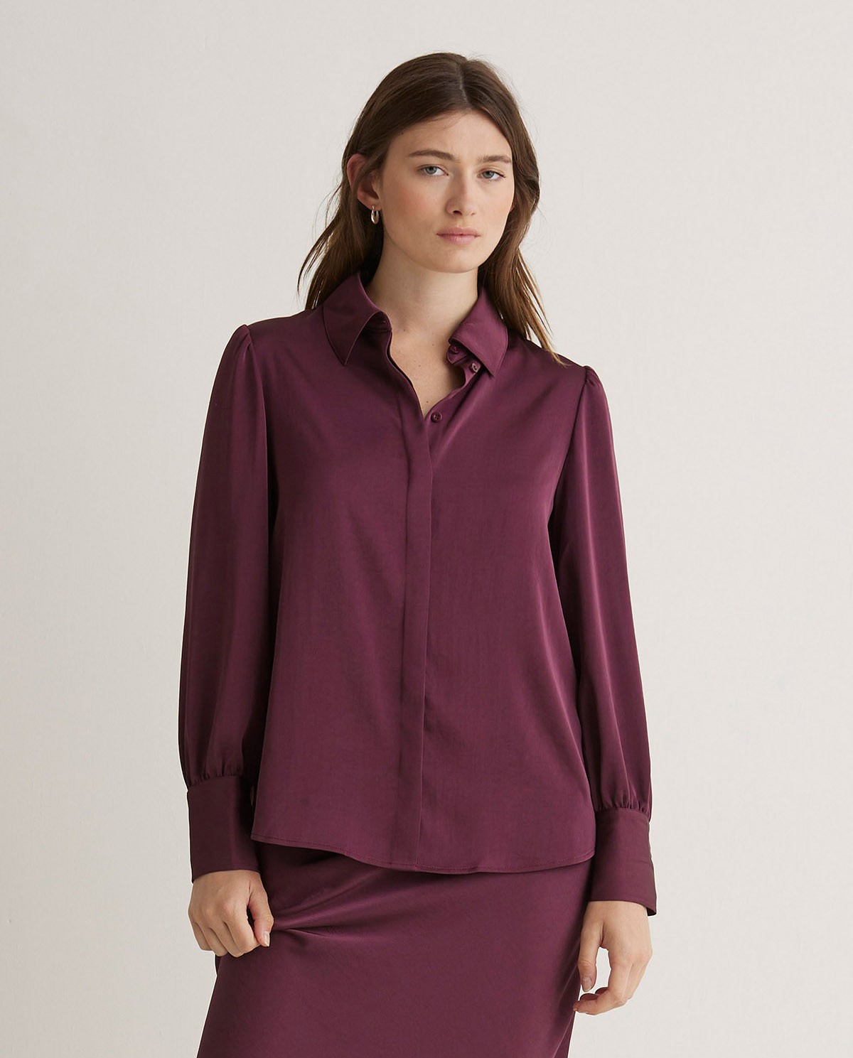 Camisa satinada manga larga berenjena - Camisa satinada de manga larga