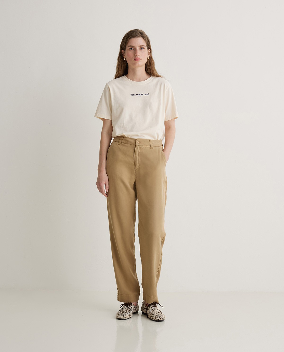 Pantalones regular fit tencel arena - Pantalones 100% tencel
