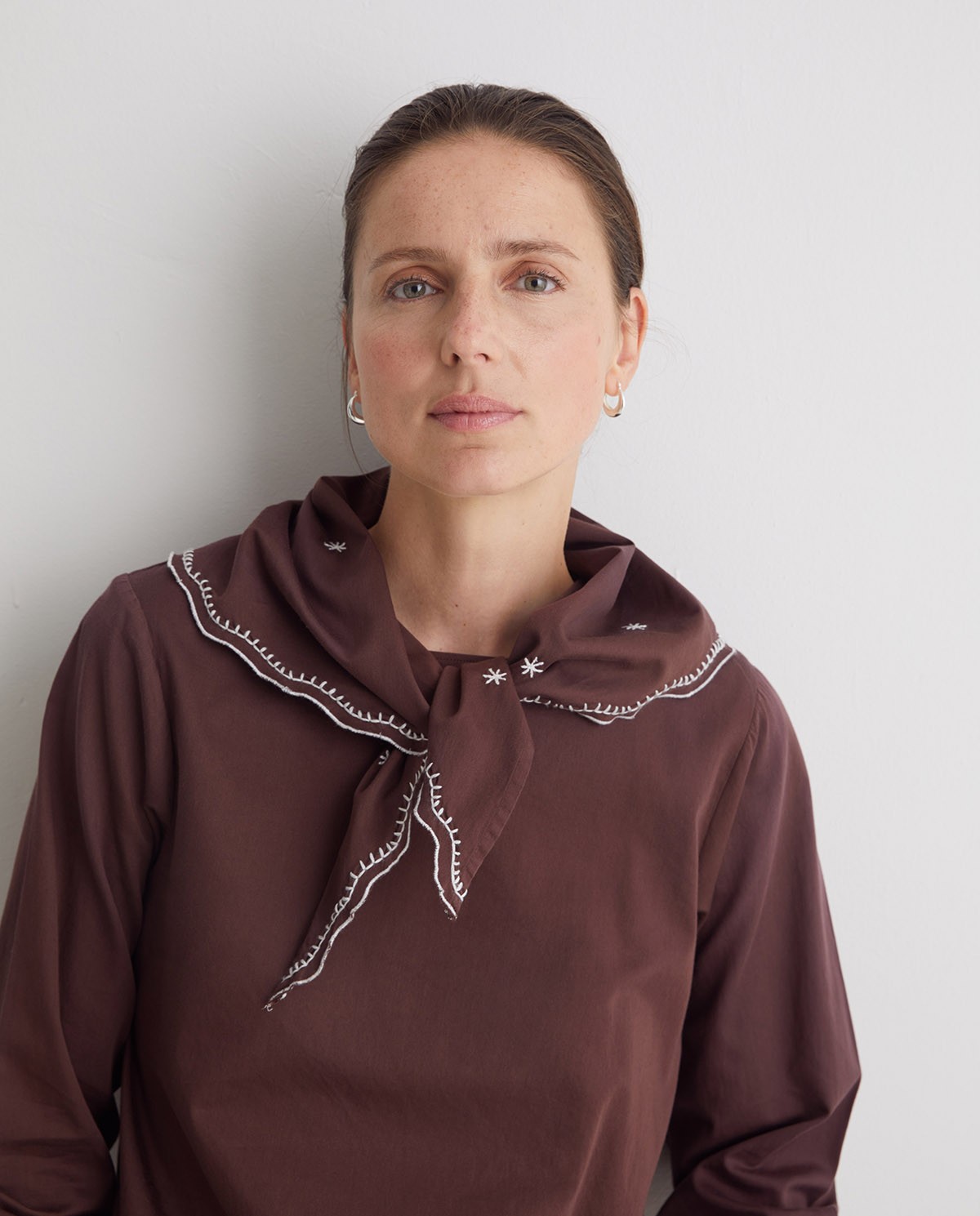 Blusa pañuelo extraíble marrón - Blusa 100% algodón 1