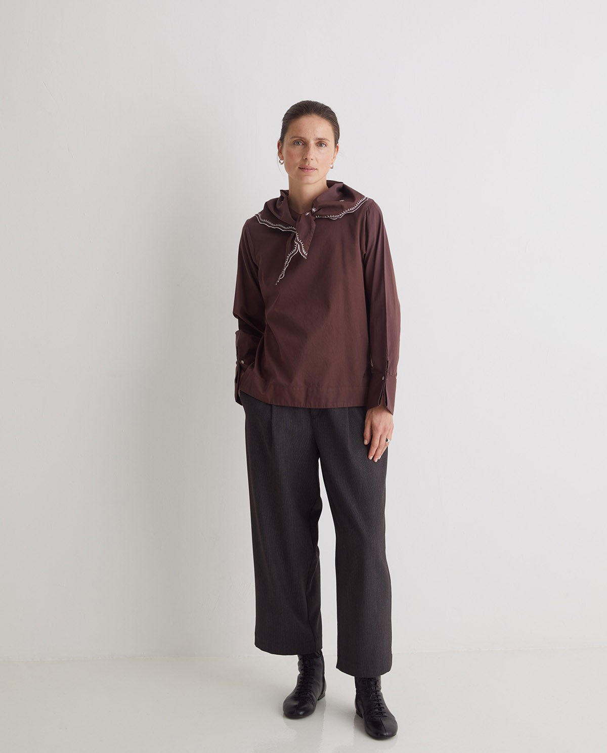 Blusa pañuelo extraíble marrón - Blusa 100% algodón 2