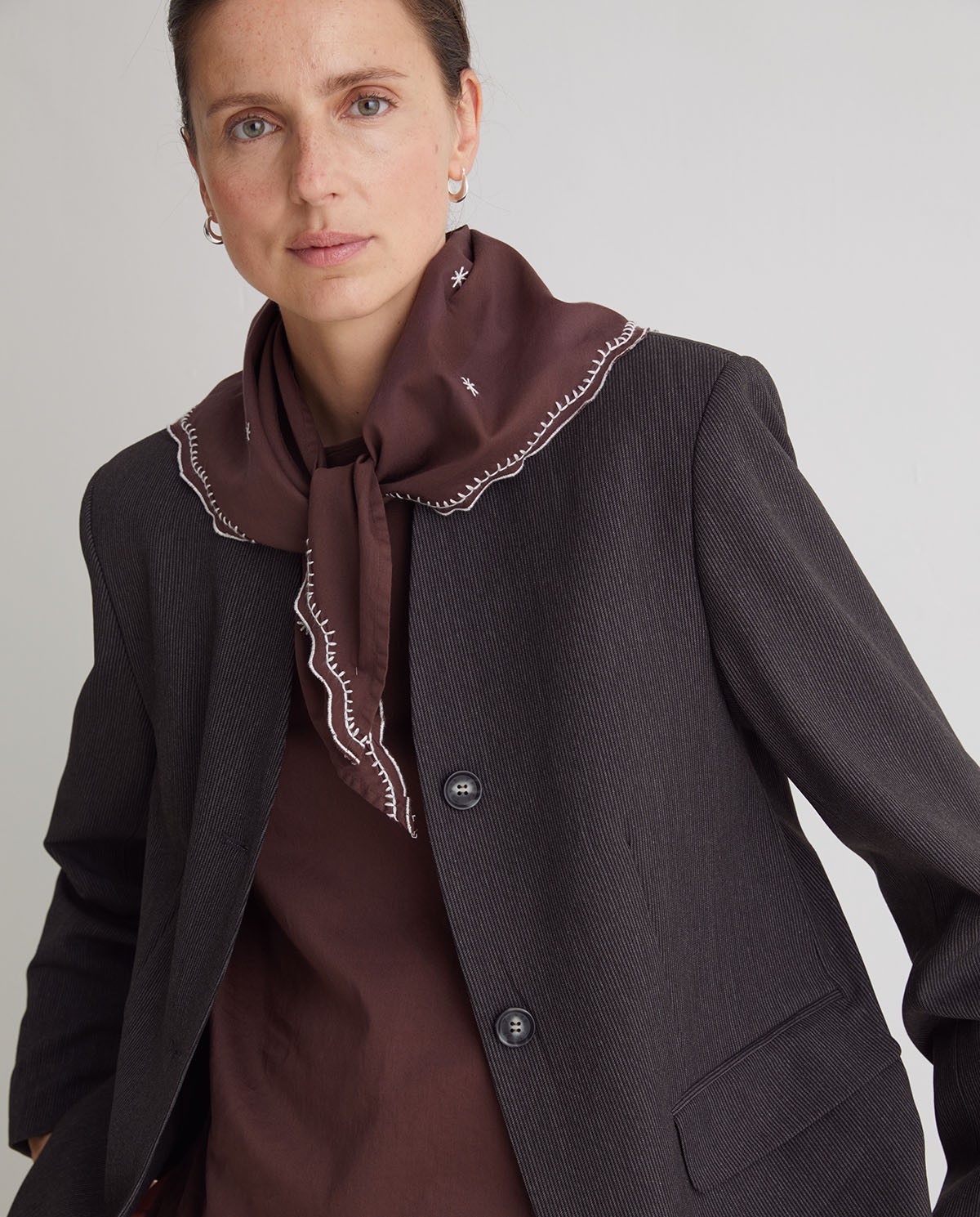 Blazer rayas cuello pico gris oscuro - Blazer de rayas