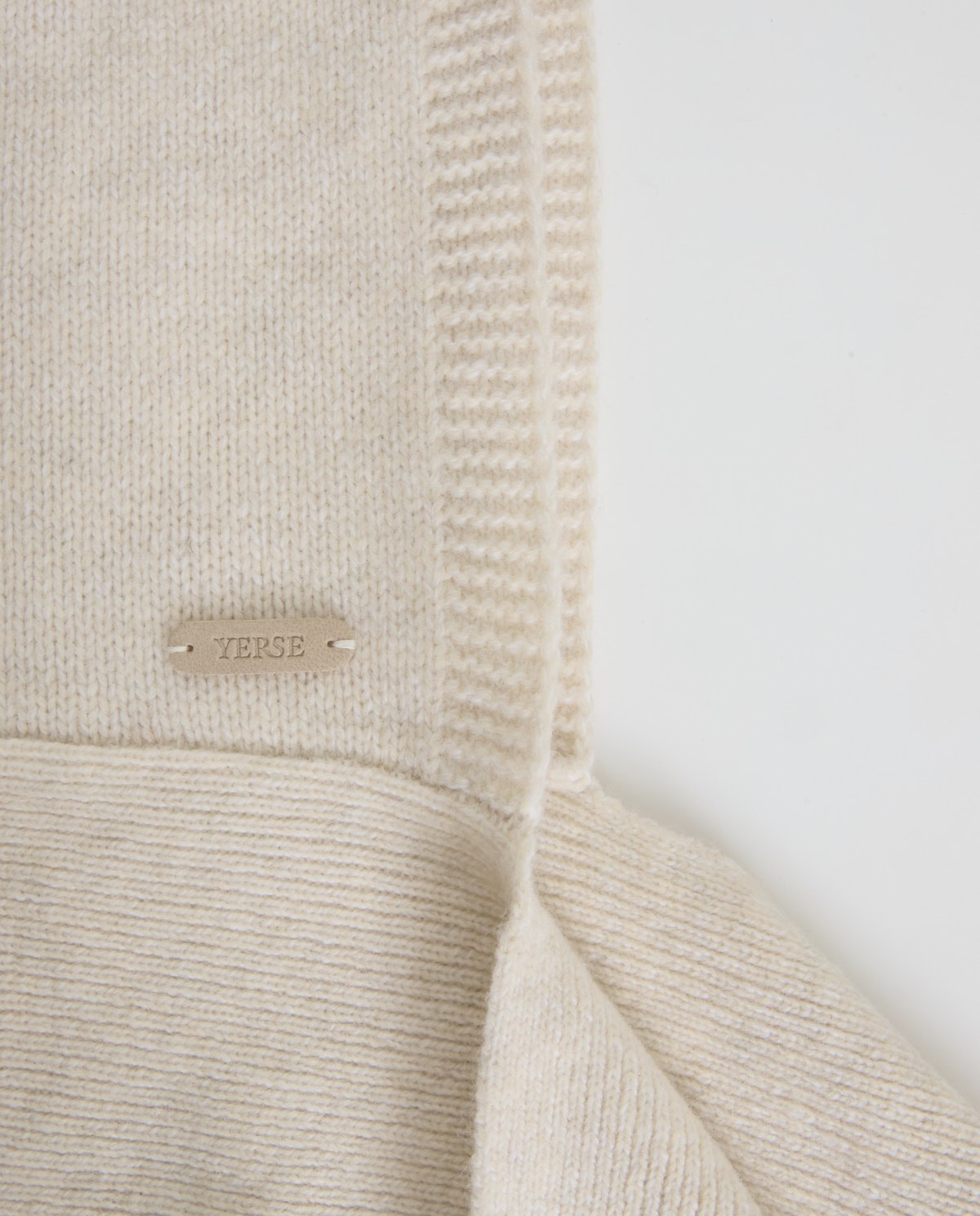 Capuche-écharpe en laine tricotée écru femme Yerse - Détail vue de face 1