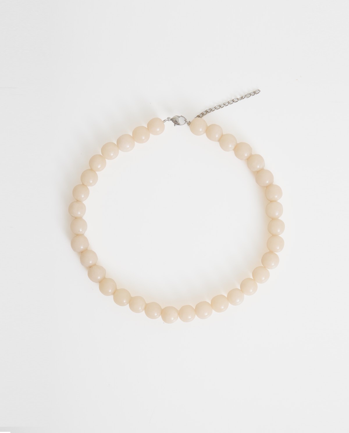 Collier perles résine écru avec chaîne réglable et fermoir mousqueton – Yerse