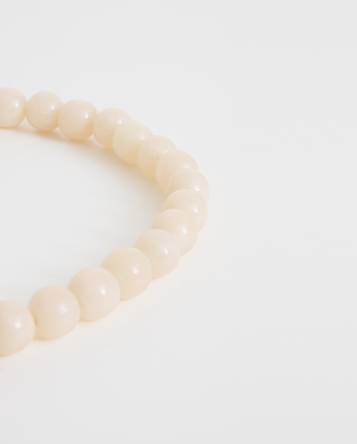 Collier perles résine écru avec chaîne réglable et fermoir mousqueton – Yerse 1