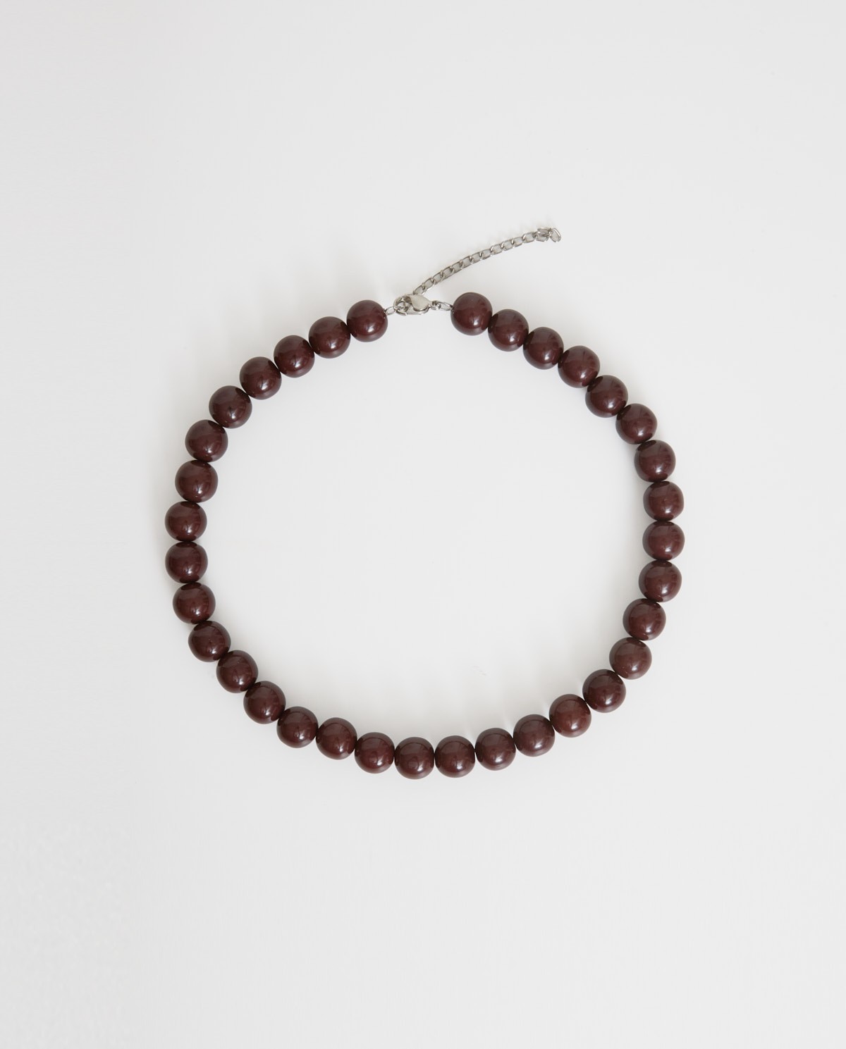 Collier à perles marron en résine avec fermeture réglable et mousqueton – Yerse