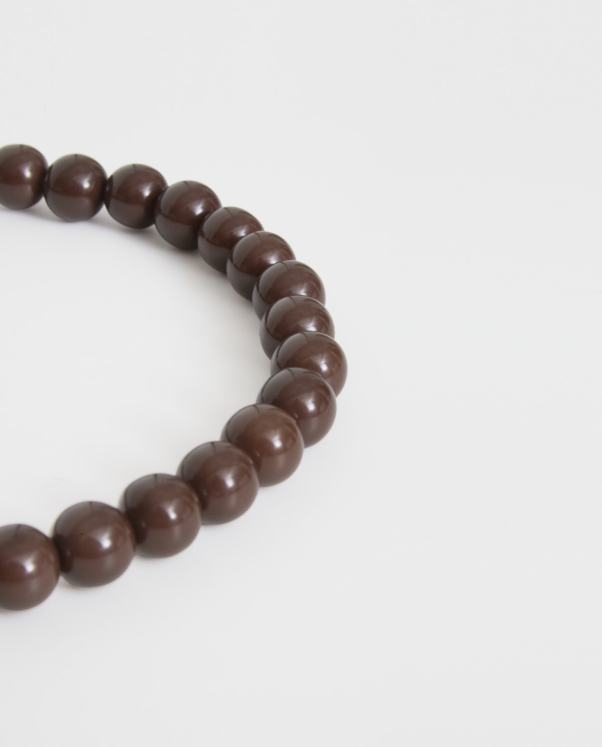 Collier à perles marron en résine avec fermeture réglable et mousqueton – Yerse 1