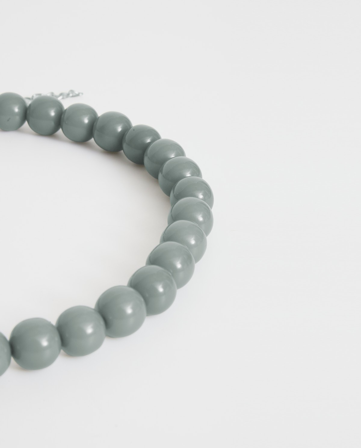 Collier à perles en résine vert aigue-marine avec fermeture réglable et mousqueton – Accessoire Yerse 3