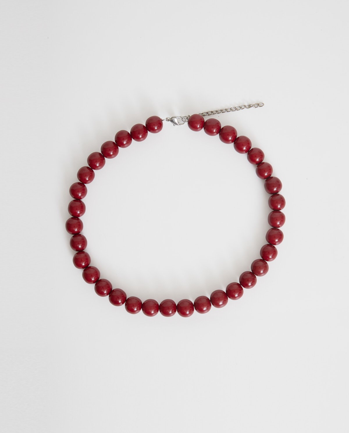 Collier à perles bordeaux en résine avec fermeture réglable et mousqueton – Accessoire Yerse 1