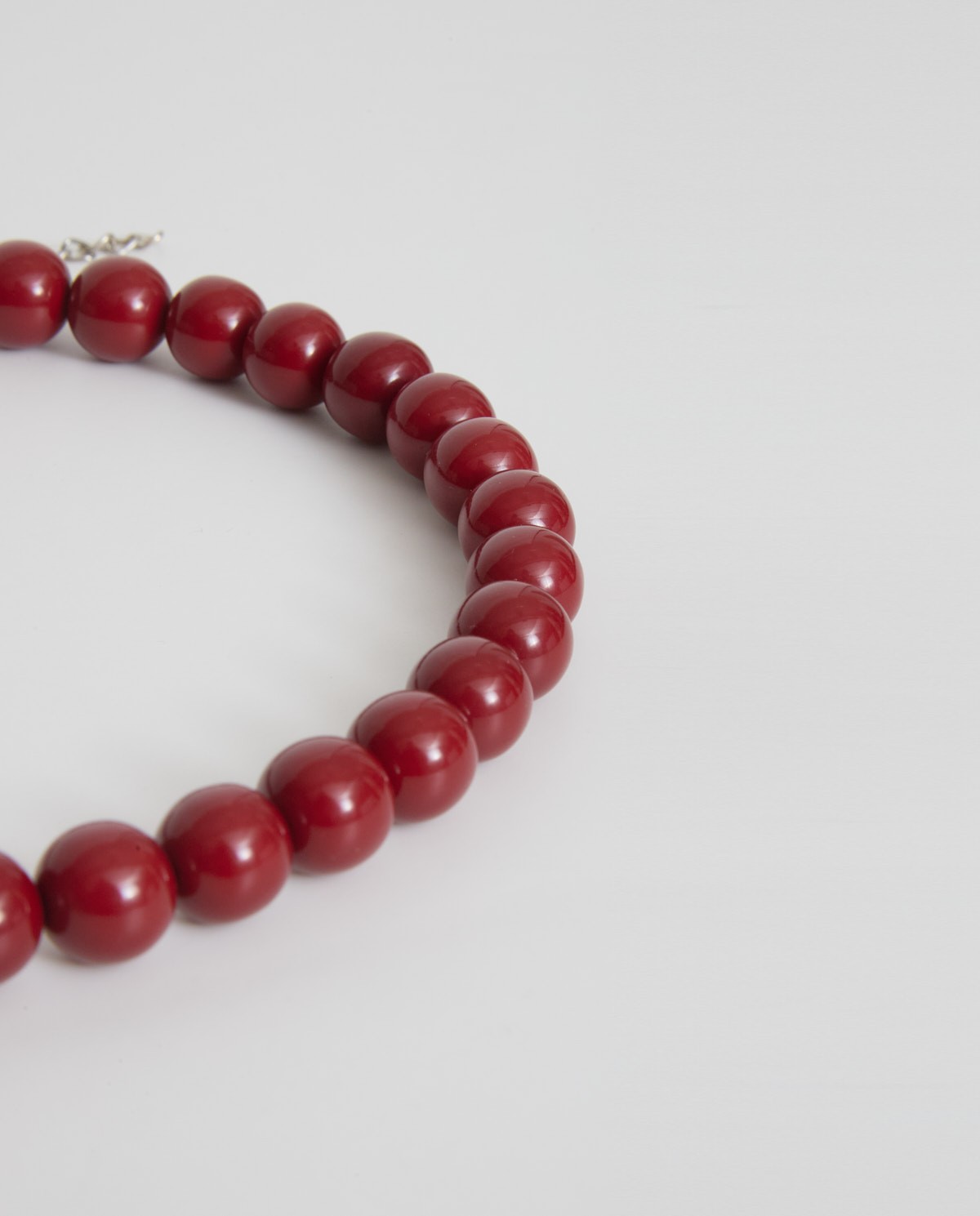 Collier à perles bordeaux en résine avec fermeture réglable et mousqueton – Accessoire Yerse 2