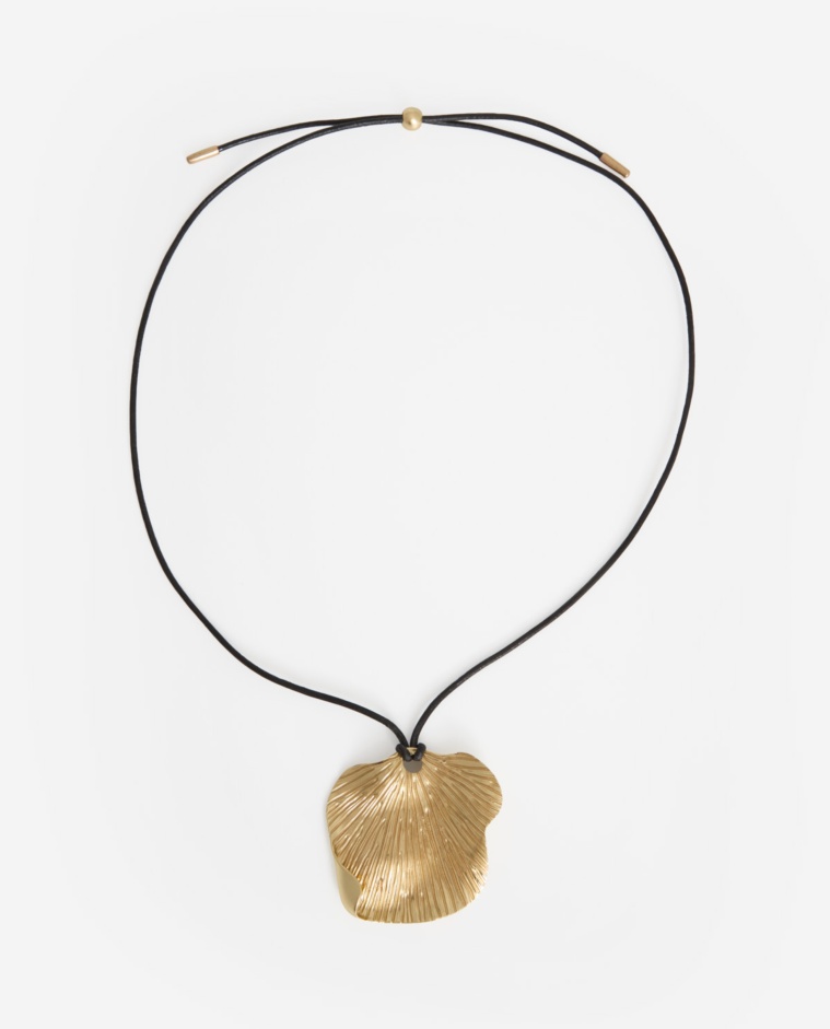Collier long doré à silhouette organique avec détail en cuir véritable