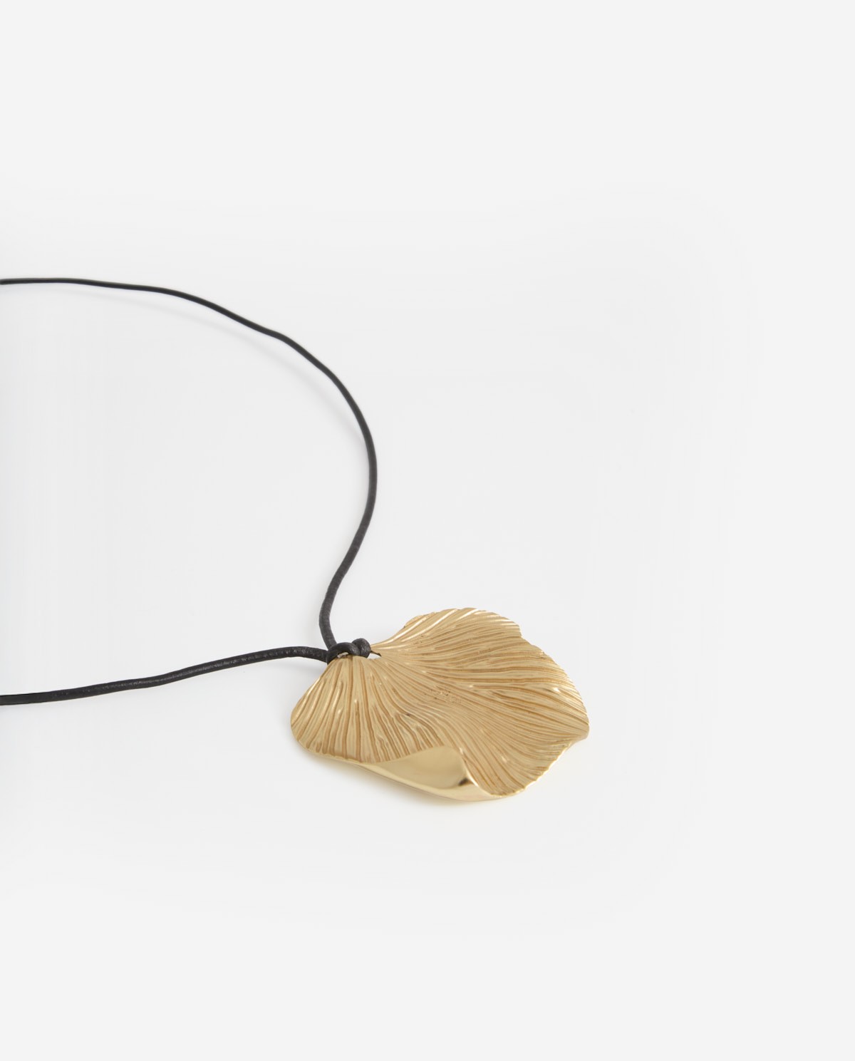 Collier long doré à silhouette organique avec détail en cuir véritable 1