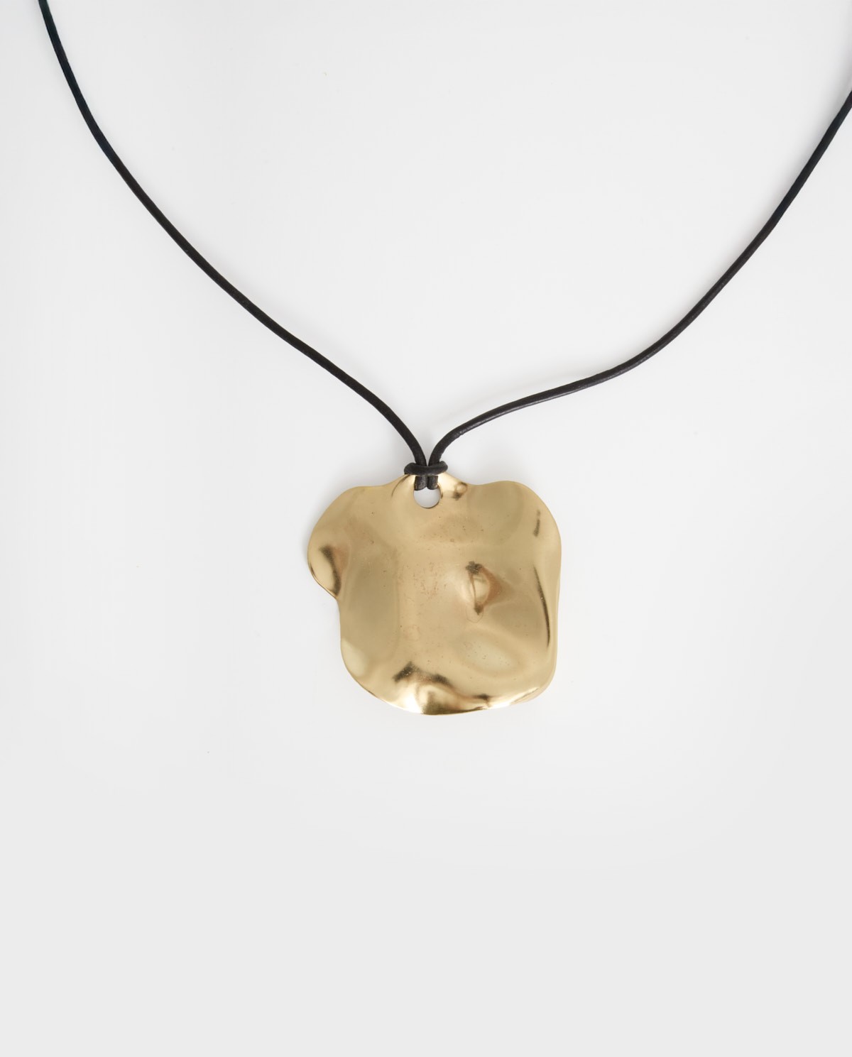 Collier long doré à silhouette organique avec détail en cuir véritable 3