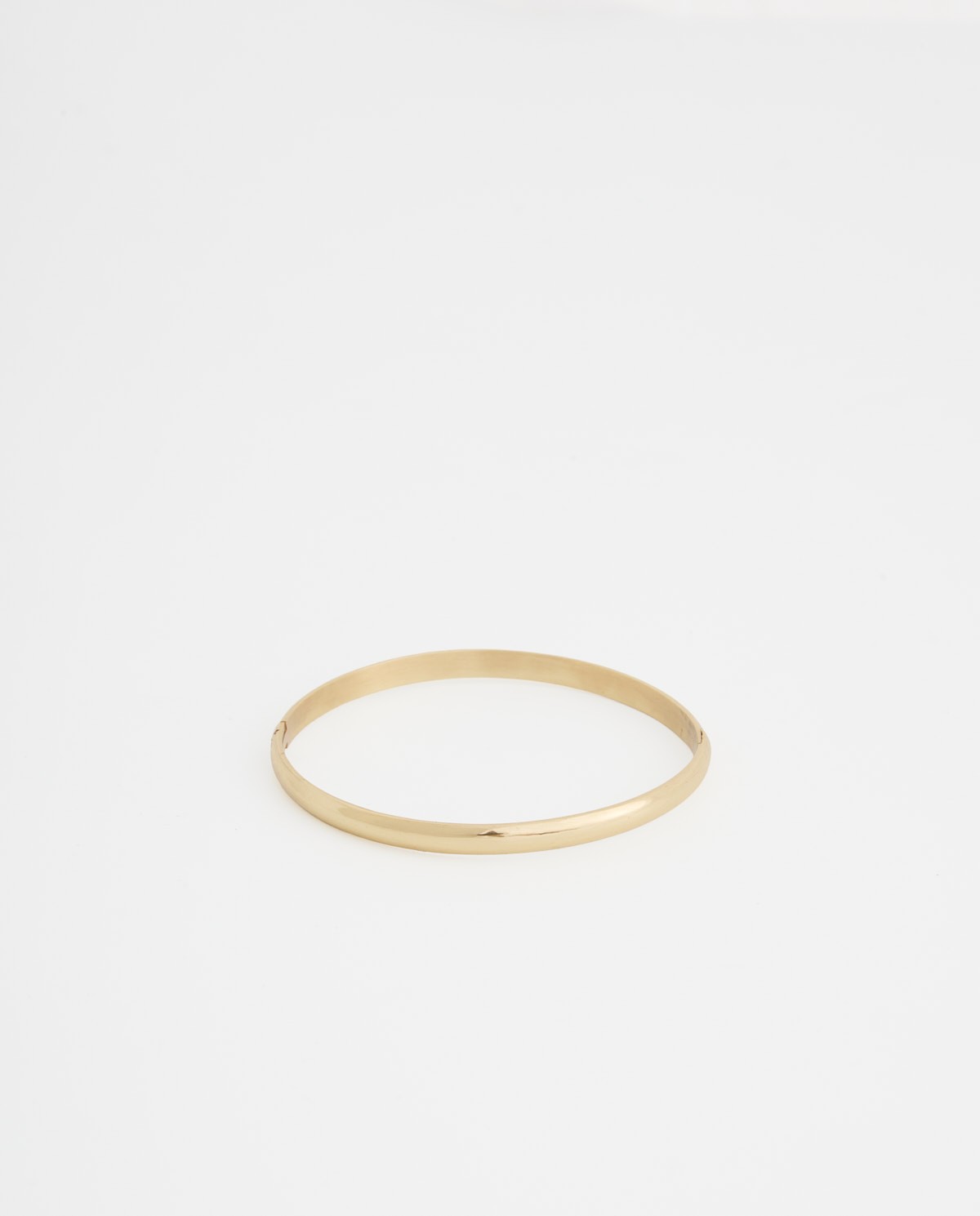 Pulsera fina de latón dorado con forma redondeada