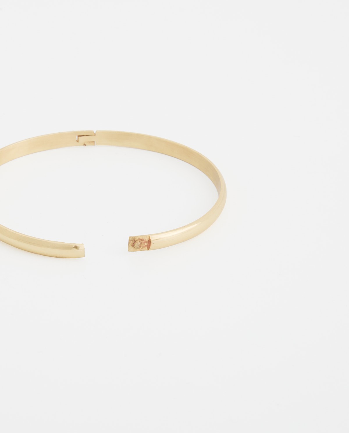 Pulsera fina de latón dorado con forma redondeada 1