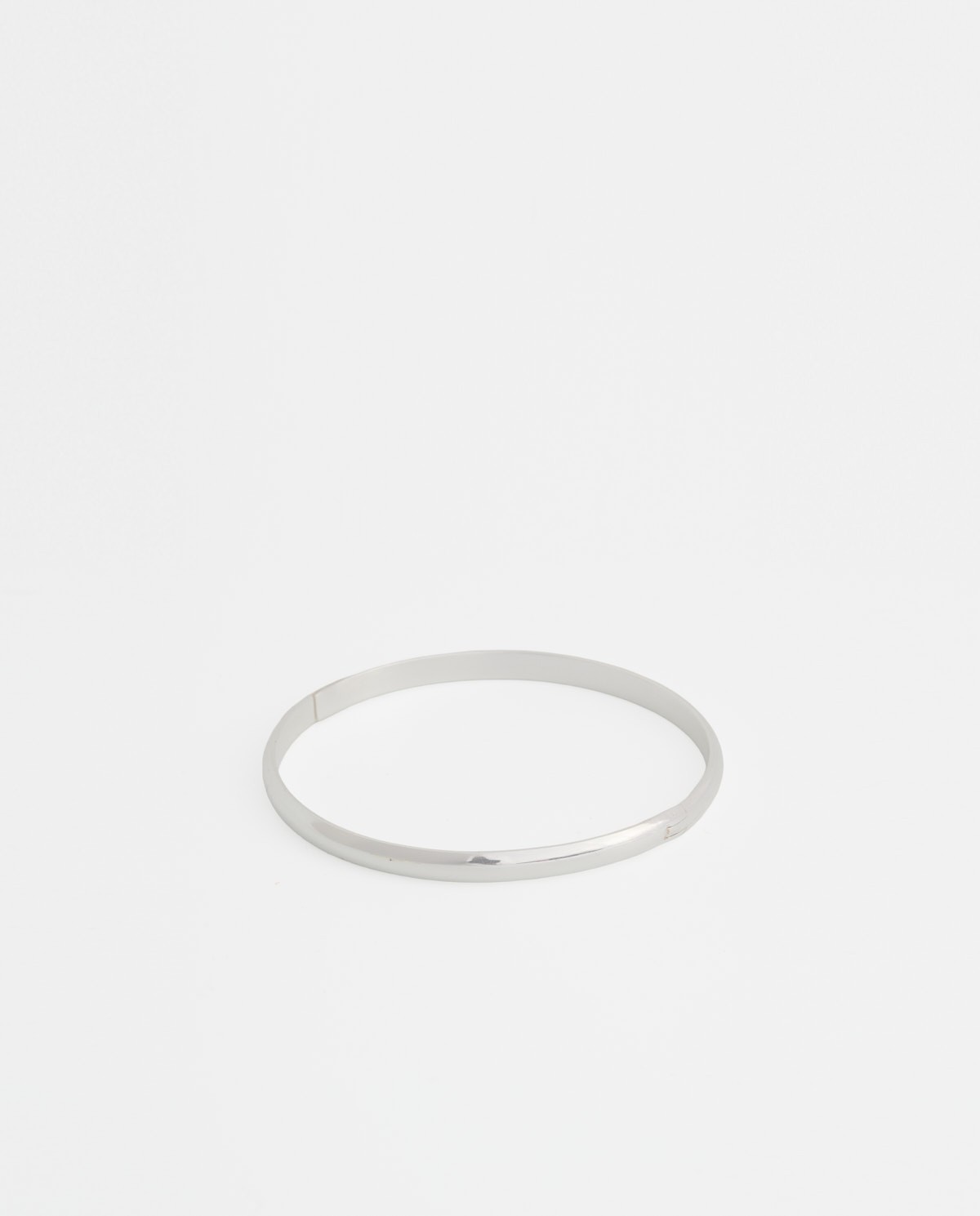 Pulsera fina de latón plateado con forma redondeada 1