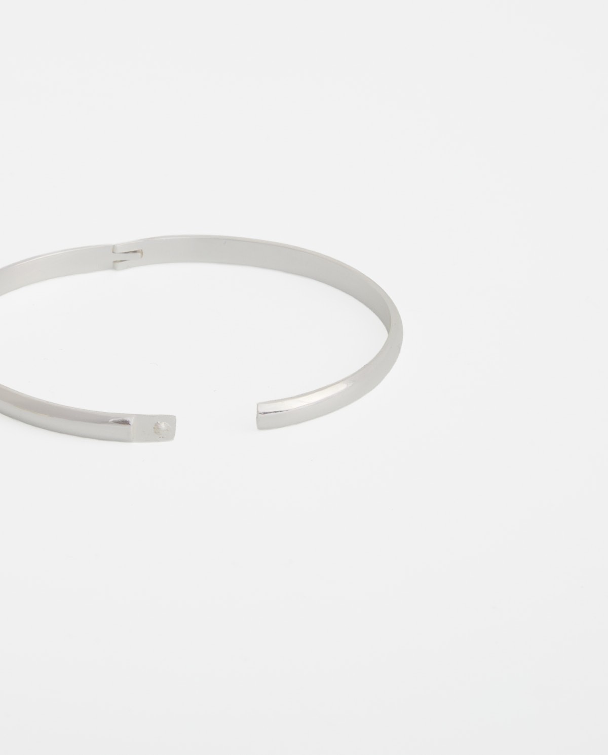 Pulsera fina de latón plateado con forma redondeada 2